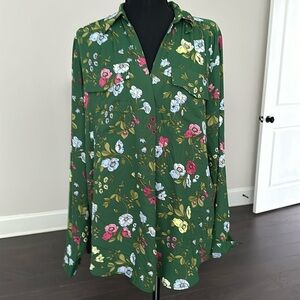 Ann Taylor popover shirt with pockets on chest. Worn once.